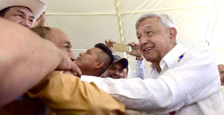 AMLO pide a sus paisanos dejar 'politiquería' para lograr la 4T