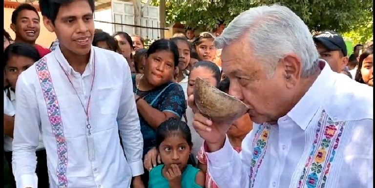 AMLO con amuzgos y afrodescendientes