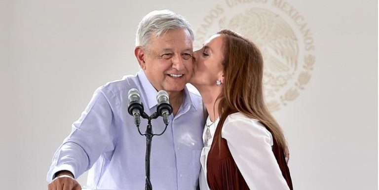 AMLO beso con Beatriz