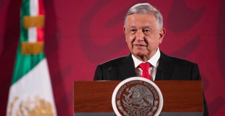 AMLO con feministas, para luego los 'cachitos' de avión presidencial