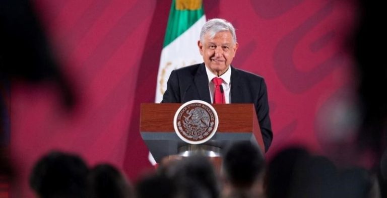 Políticos eran 'mercaderes de la salud', AMLO critica privatización