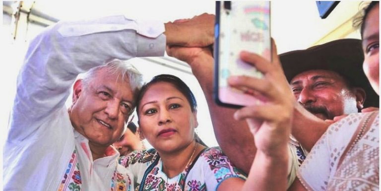 AMLO con amuzgos, Bienestar para todos