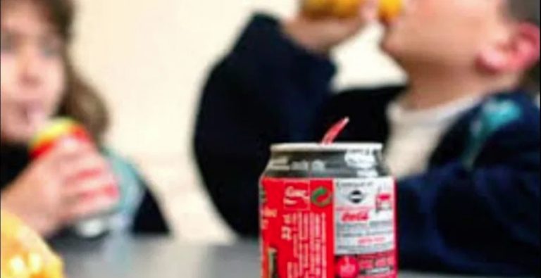 Bebidas azucaradas, 'más seguras' que agua potable, consideran padres