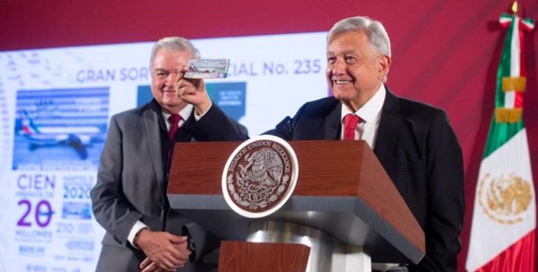 AMLO compra el primer 'cachito', inicia venta próximo lunes