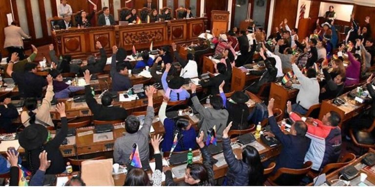 Bolivia, legisladores destituyen a ministro de Defensa