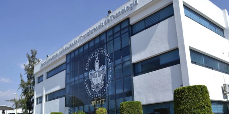 Investigador usa enzimas de hongos para descontaminar agua