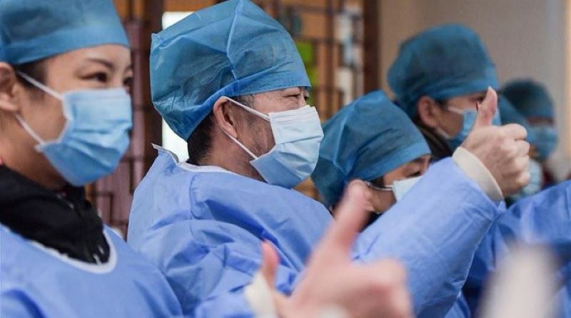 Médicos y enfermeras en China celebran casos a la baja de Covid