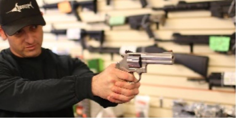 Estados Unidos incrementa compra de armas por Covid-19