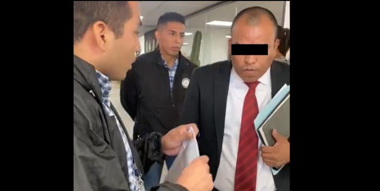 Caso Ayotzinapa detienen a funcionario de AIC