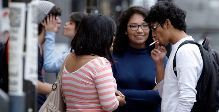 Humo impregnado de cigarro causa daño a no fumadores