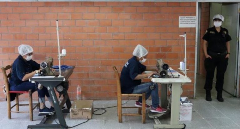 Internas de Santa Martha elaboran 2 mil cubrebocas al día