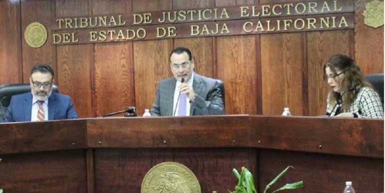 Tribunal rechaza queja del PAN contra AMLO