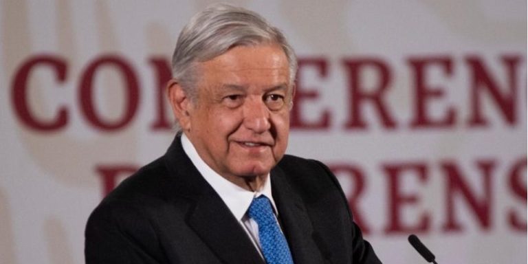 AMLO pide seguir en casa