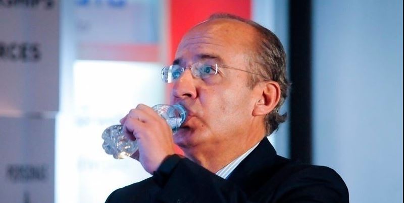 En 2009, Calderón presionó para que se compraran pruebas rápidas