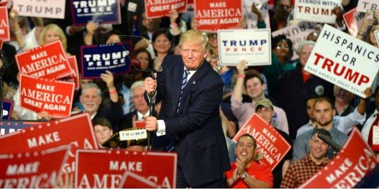Trump invita a mitin, bajo cuenta y riesgo de asistentes