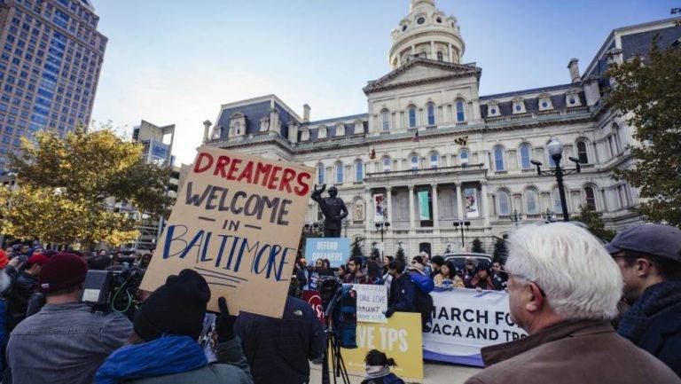 Texas bloquea orden de Biden para detener deportaciones