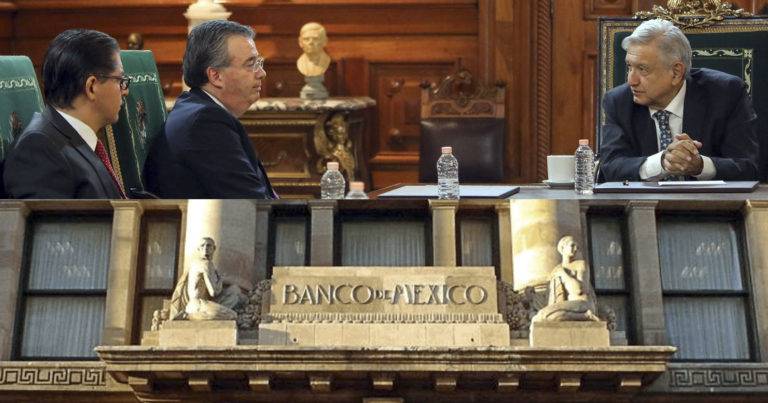 Alejandro Díaz de León, gobernador de Banco de México con el presidente Andrés Manuel López Obrador, en abril de 2020.