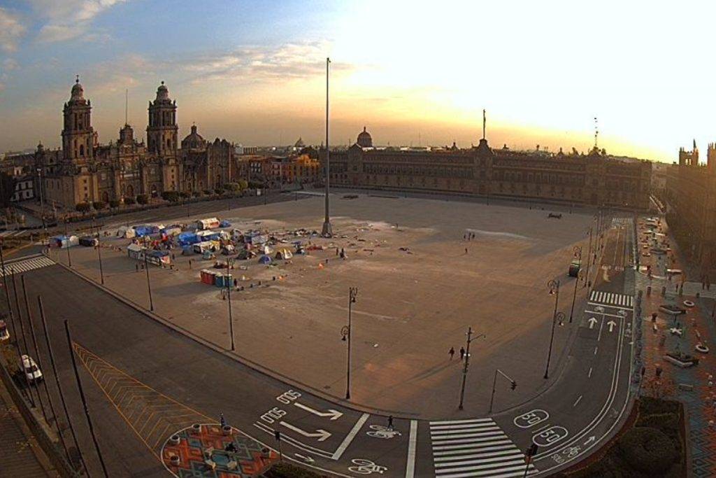 Retiran casas de campaña vacías del campamento Frena en el Zócalo