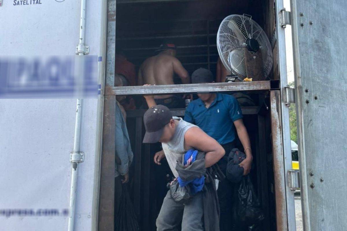 Guardia Nacional rescata a 128 migrantes trasladados en condiciones de hacinamiento en Veracruz