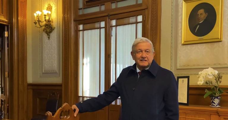 "No se puede vencer a quien no sabe rendirse": AMLO sigue trabajando