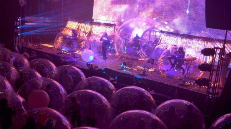 Realizan concierto de rock con público en burbujas