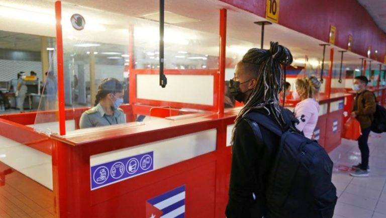 Cuba reduce vuelos de México para evitar contagios de Covid-19