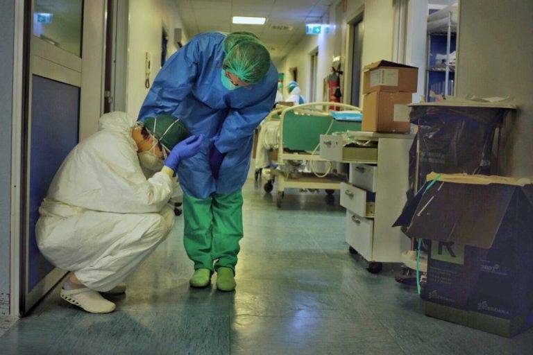 Italia rinde honor a médicos con moneda de dos euros
