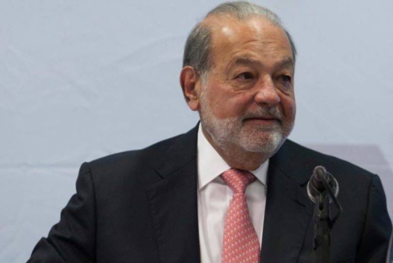 Dan de alta a Slim; continuará recuperación en casa