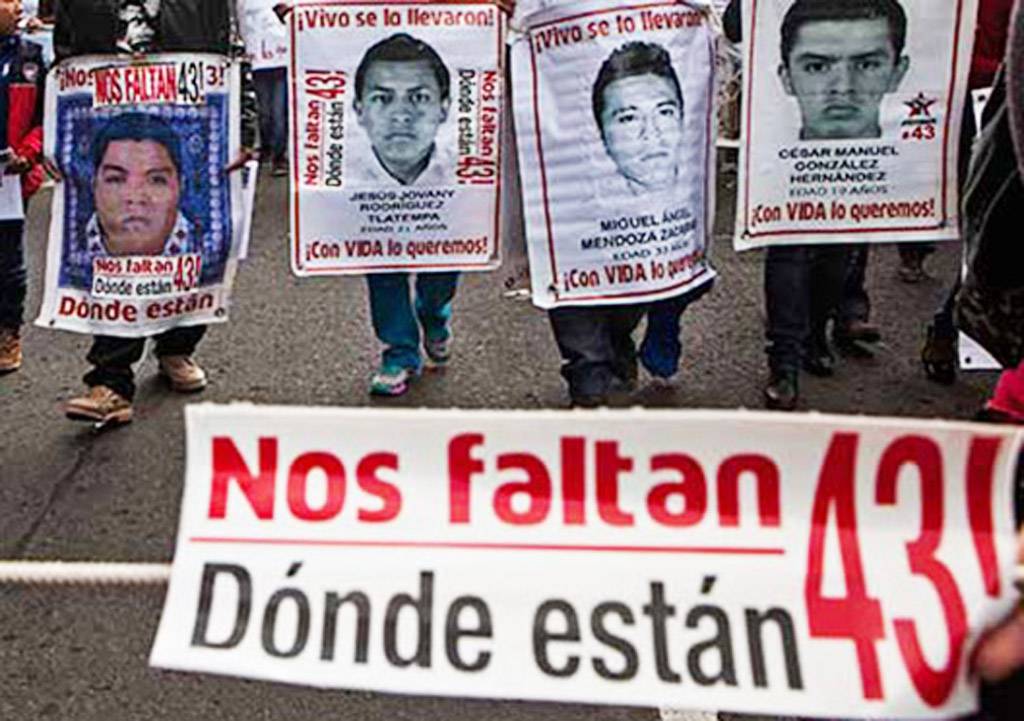 Padres de los 43 de Ayotzinapa sostiene encuentro con AMLO