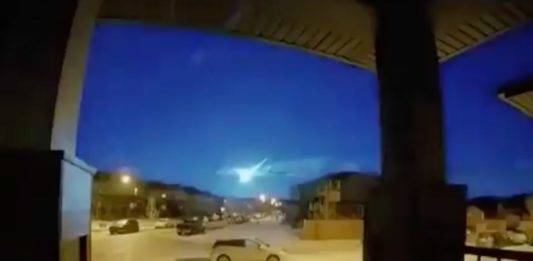 Captan caída de meteorito en Canadá, el cielo se iluminó de azul