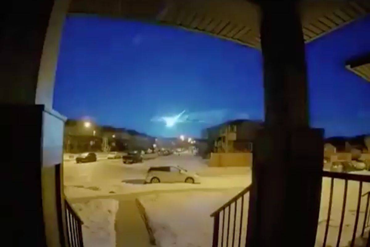 Captan caída de meteorito en Canadá, el cielo se iluminó de azul