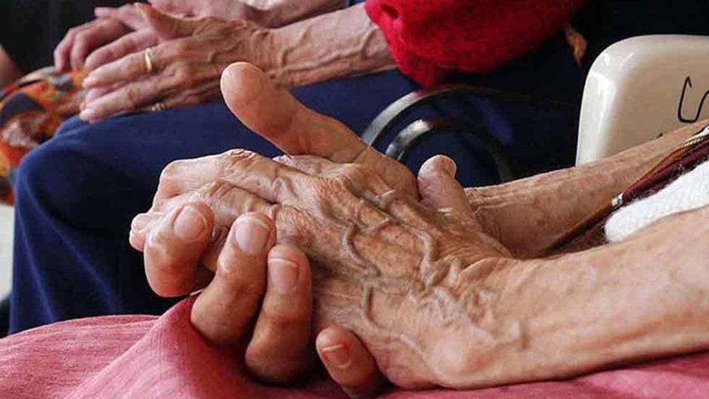 Mueren 15 abuelitos por brote de Covid en asilo