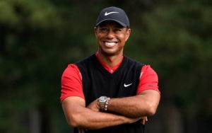 Operan a Tiger Woods tras accidente de auto; se reporta estable
