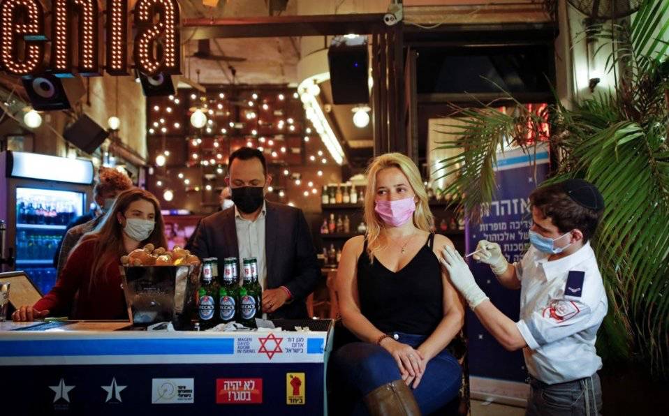 Bar israelí regala cervezas a jóvenes que se vacunan contra Covid-19
