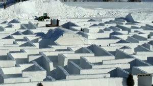 Con más de 5 mil metros cúbicos de nieve crean el laberinto más grande del mundo