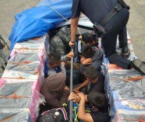 Rescatan a 12 migrantes guatemaltecos transportados en camioneta en Veracruz