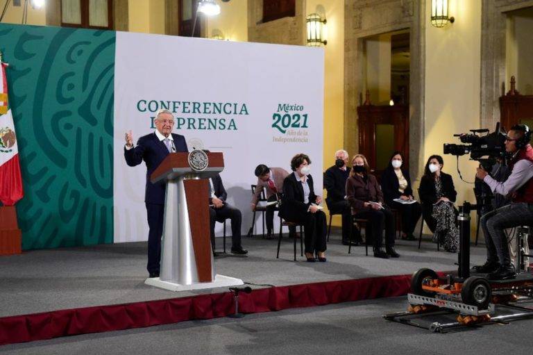 AMLO anunció que hoy llegarán vacunas de Rusia y el martes de Pfizer