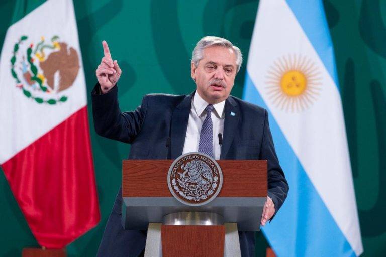 Los medios de comunicación son iguales en México y Argentina: Alberto Fernández