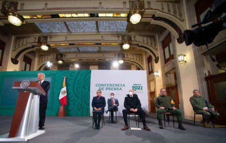 AMLO pide a escuelas privadas que esperen a que se vacune a maestros