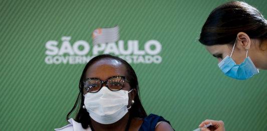 Personal de salud en Brasil vacunaron a adultos mayores con jeringas vacías