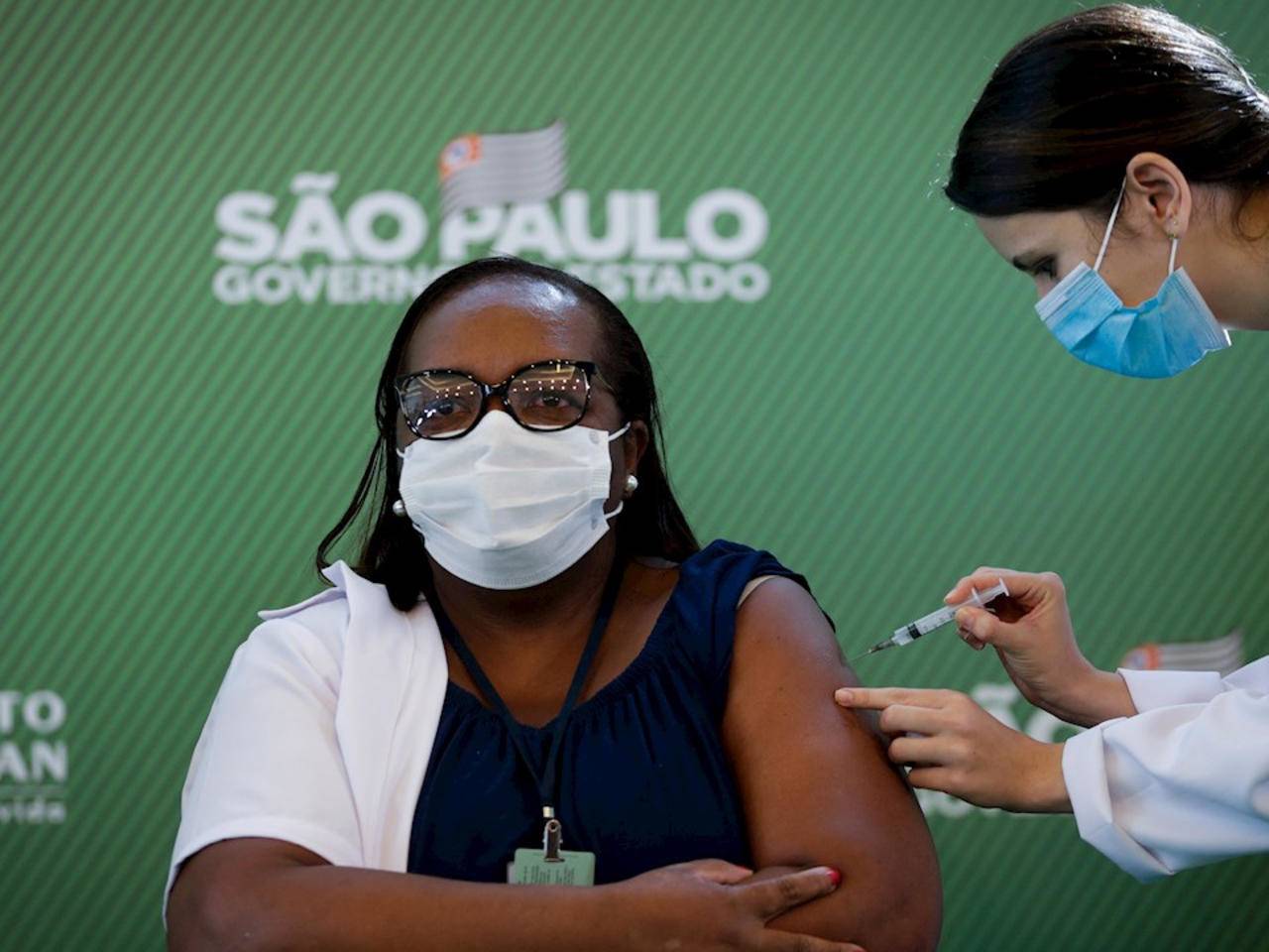 Personal de salud en Brasil vacunaron a adultos mayores con jeringas vacías