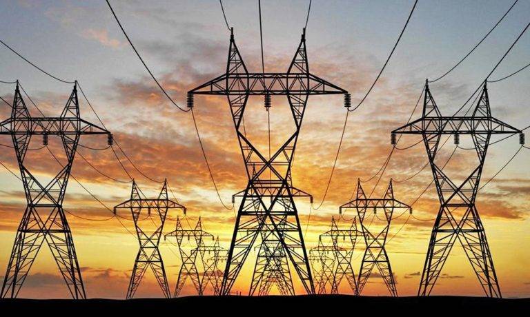 Precio de energía eléctrica no va a bajar con la reforma: AMLO