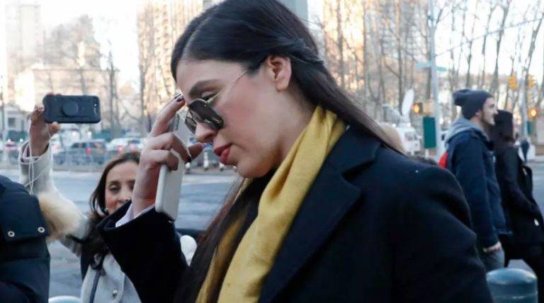 Emma Coronel permanecerá detenida y sin derecho a fianza, ordena jueza de EU