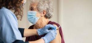 En Madrid, adultos mayores hacen fila de hasta una hora para recibir vacuna 