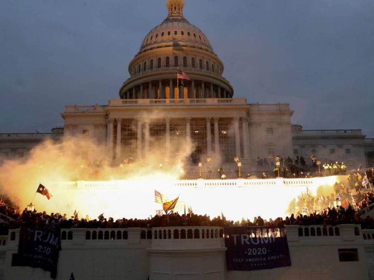Seguidores de Trump amenazan con “volar” el capitolio durante primer discurso de Biden