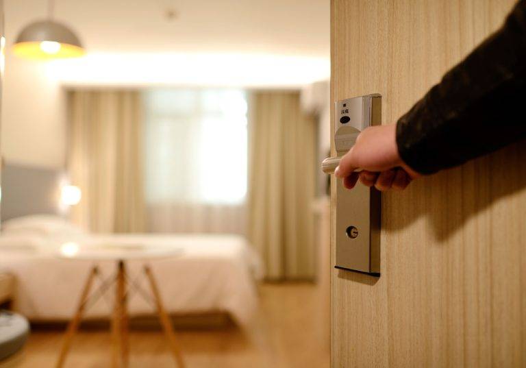 Reino Unido abre hoteles para que turistas pasen la cuarentena