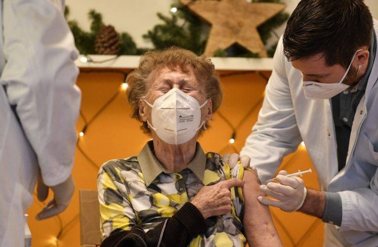 OPS respalda denuncia de México por acaparamiento de vacunas