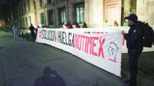 Trabajadores de Notimex bloquean Palacio Nacional