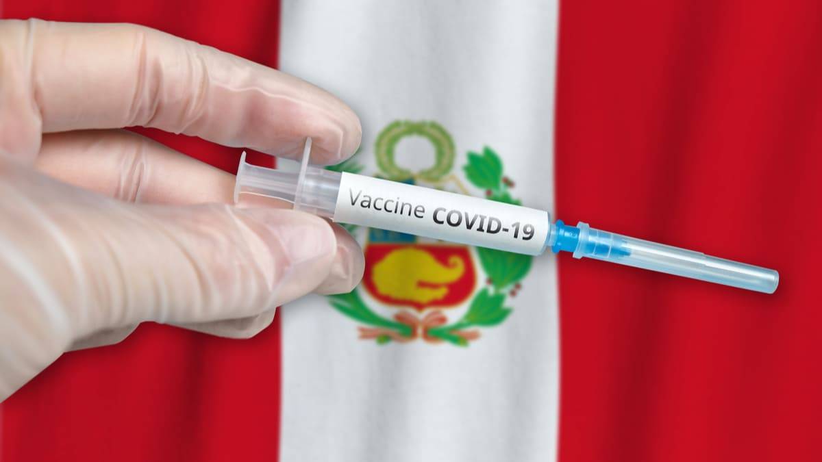 Escándalo en Perú; altos funcionarios se saltan fila de vacunación
