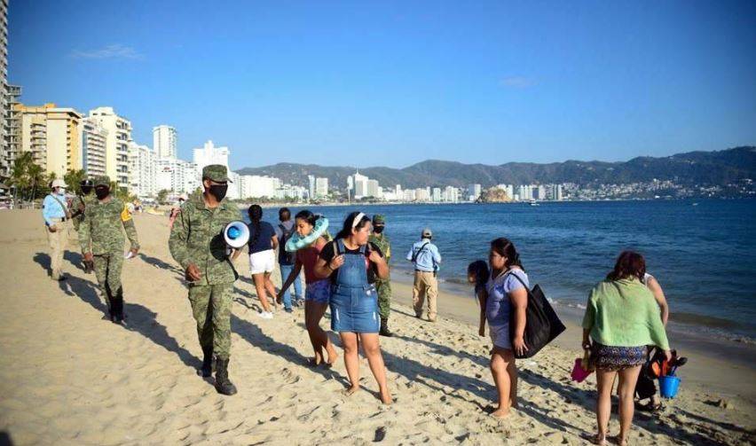 Desalojan a turistas de playas de Acapulco para evitar contagios de Covid